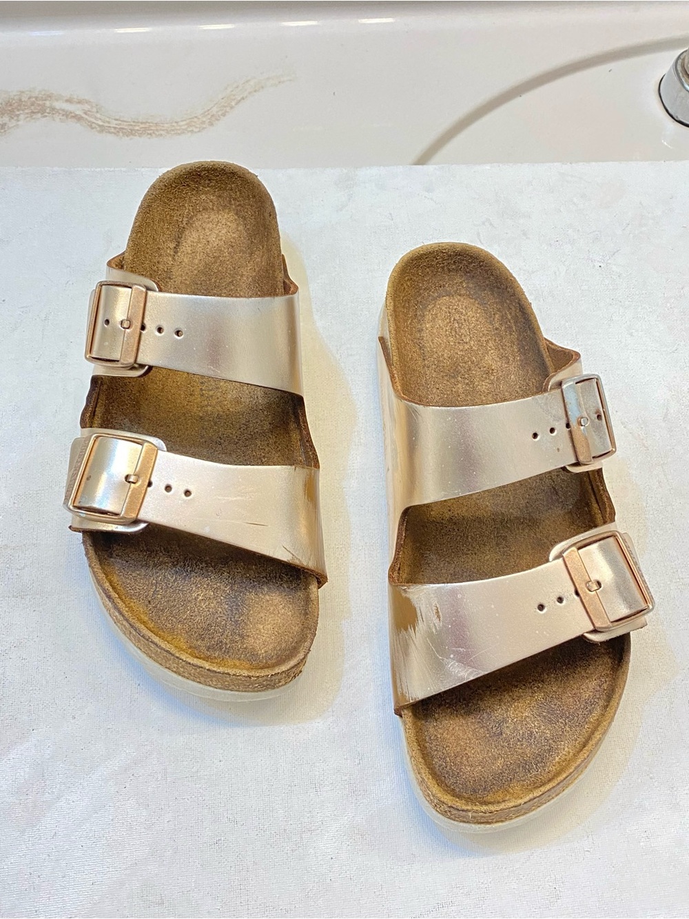 Birkenstock Arizona Metallic rose Gold Size 40, women size 9, Men size 7, good